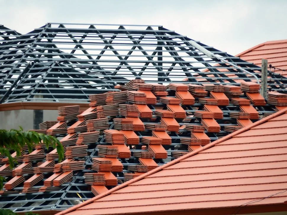 Dakstructuur en dakpannen tijdens bouwwerken