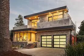 Moderne woning met warm verlichte ramen bij avondlicht