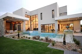 Moderne witte villa met rechte volumes en zwembad